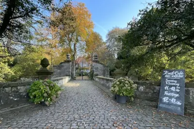 Rittergut Haus Vortlage: Wasserschloss, Kunst-Café und Wandern mit Hund im Münsterland