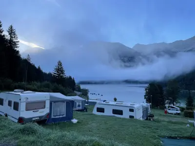 Camping am Plansee: Stellplatz mit Traumkulisse – hundefreundlich und direkt am Wasser