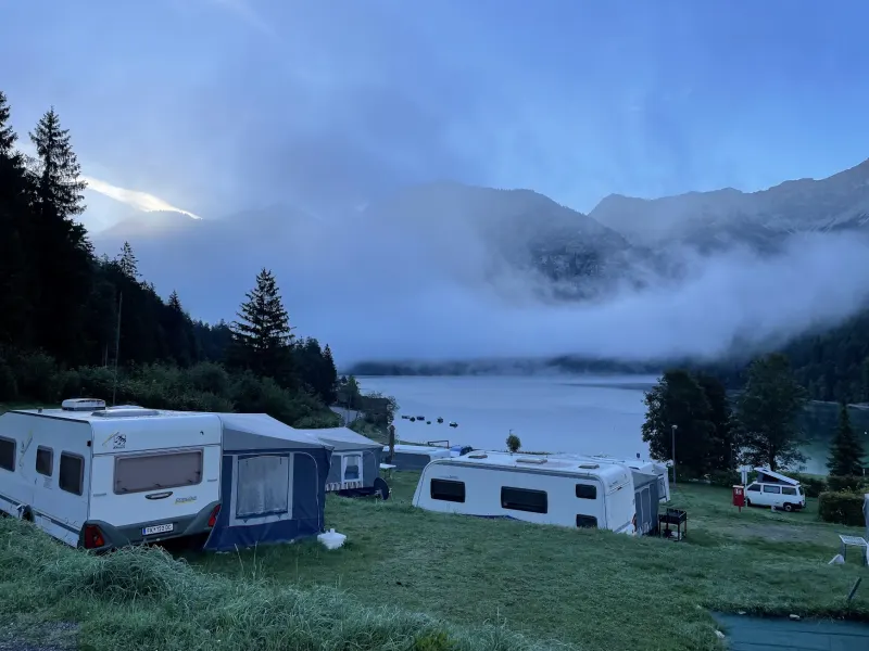 Camping am Plansee: Stellplatz mit Traumkulisse – hundefreundlich und direkt am Wasser